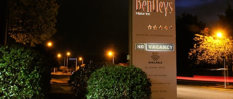 Façade de lâhĂ©bergement - soirĂ©e/nuit