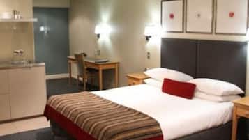 Executive Studio, Non Smoking, Jetted Tub (Executive Spa Studio) | Blackout drapes, iron/ironing board, WiFi, bed sheets