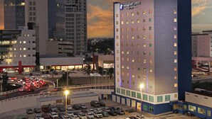 A Holiday Inn Express hotel with a parking lot and surrounding urban buildings. - Holiday Inn Express Veracruz Boca Del Rio by IHG (Boca del Río)