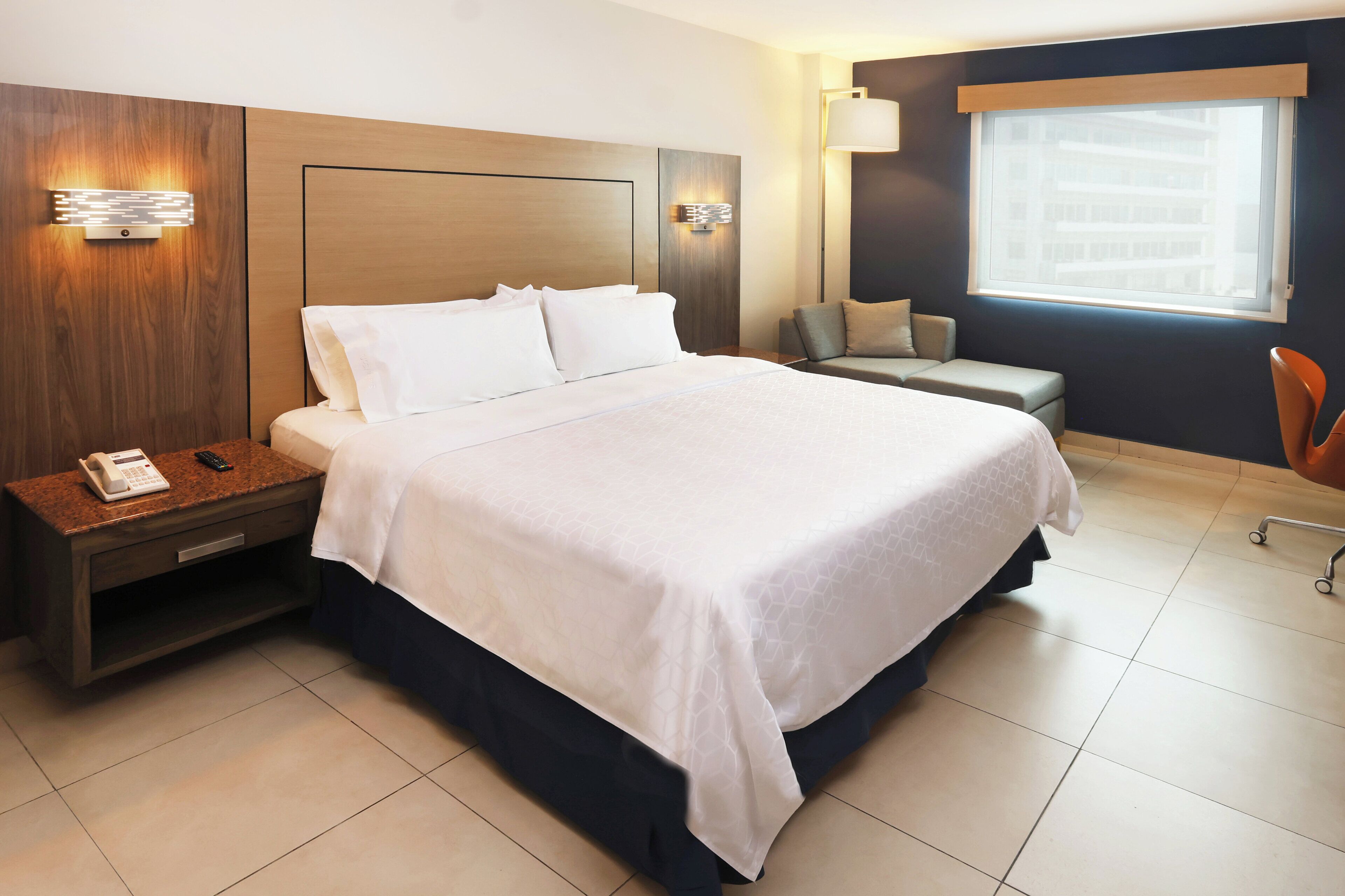 مكتب ومكواة/لوح كي وأسرّة أطفال/رضّع (مجانًا) وأسرّة قابلة للطي