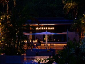 2 bares/lounges, bar ao lado da piscina, bar na praia