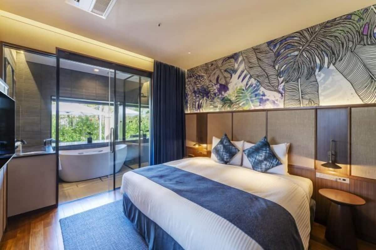 In-room safe, blackout drapes, free WiFi, bed sheets