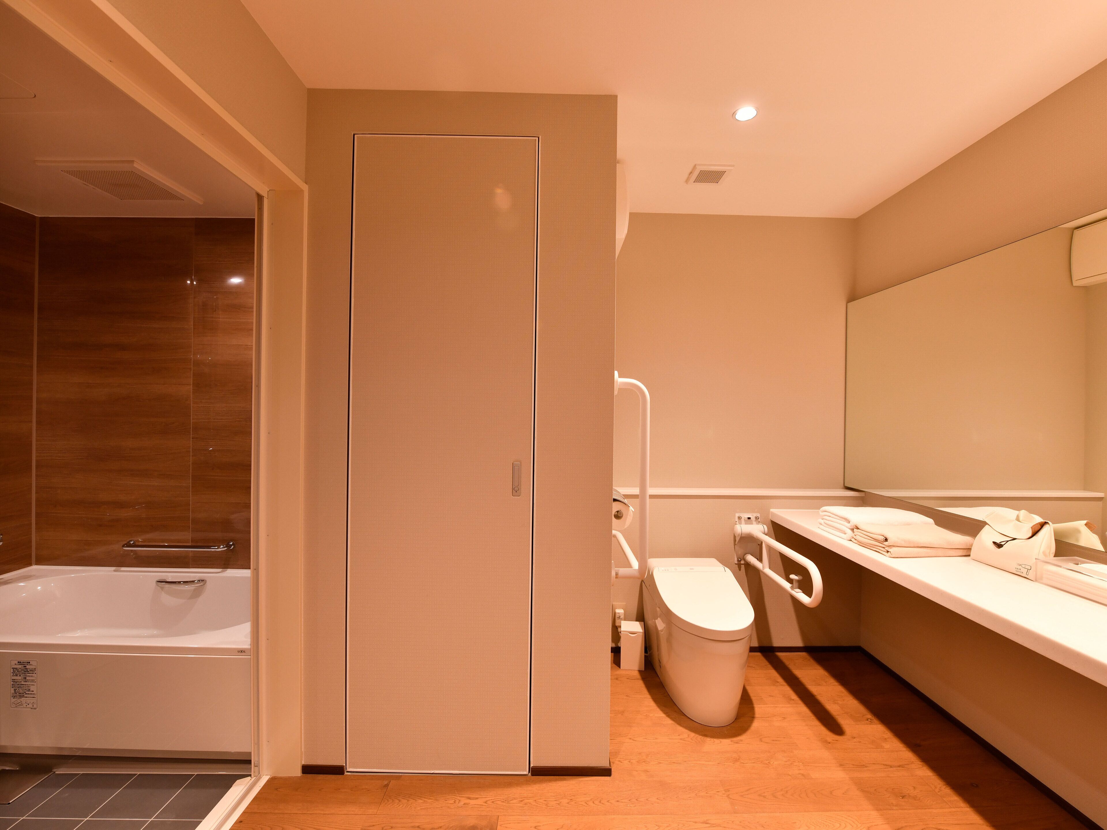 Un baño moderno con bañera, inodoro y lavabo.