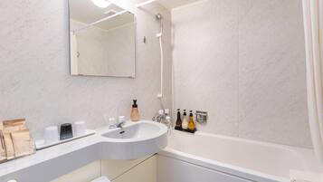 Een moderne badkamer met een witte wastafel, spiegel en douche.