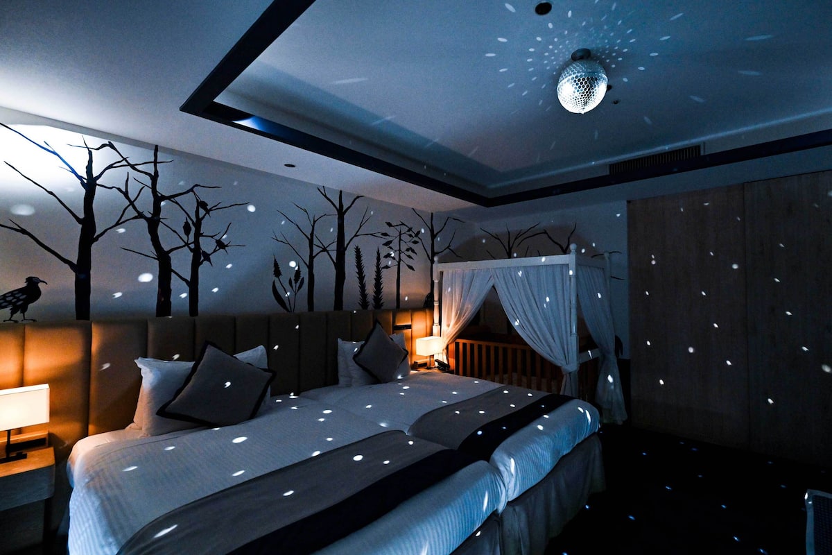 family room with nature (infant) | in-room safe, blackout curtains, free wifi, bed sheets