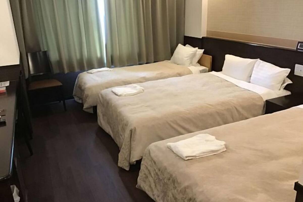 Brankas, meja kerja, tirai kedap cahaya, dan Wi-Fi gratis