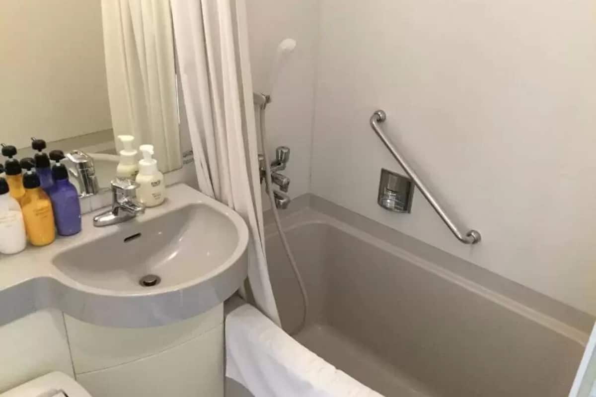 combined shower/bathtub, free toiletries, hair dryer, bathrobes