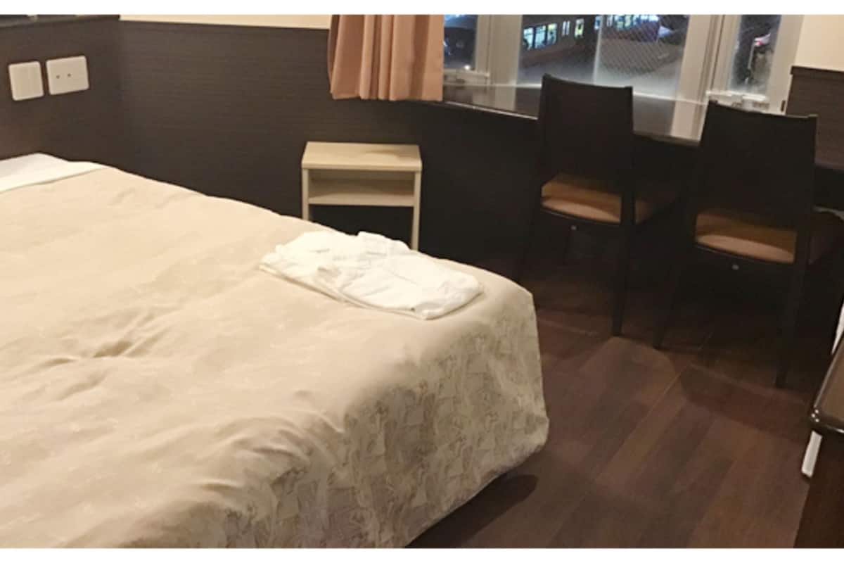 double room, non smoking | 1 bedroom, in-room safe, desk, blackout curtains