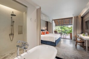 A modern bathroom with a bathtub, shower, and toilet. - sala lanna Chiang Mai (Chiang Mai)