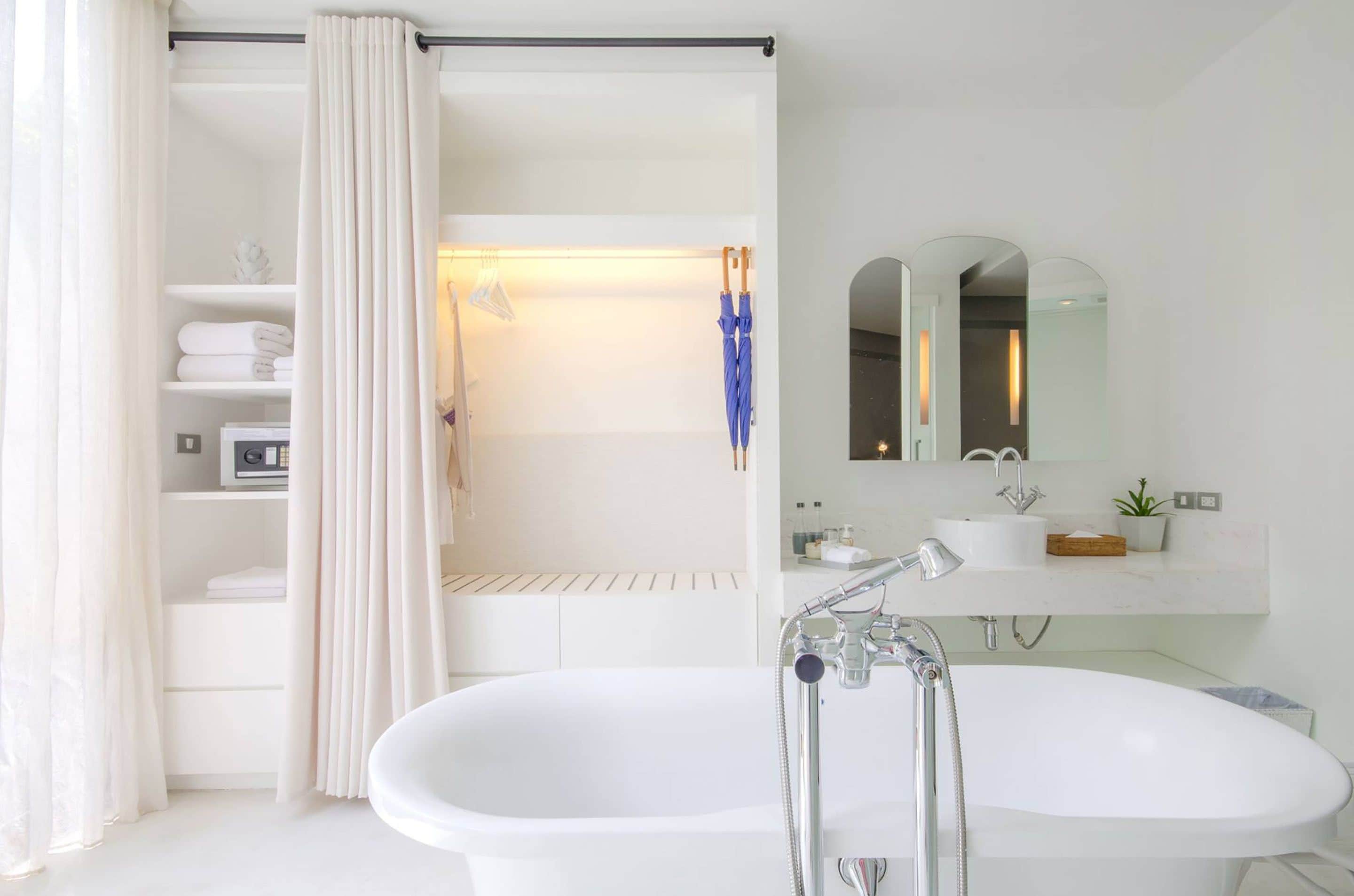 deluxe suite | bathroom | free toiletries, hair dryer, bathrobes, slippers