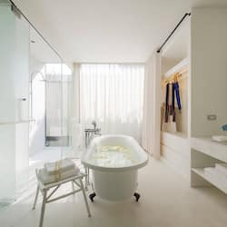 Deluxe Suite | Bathroom | Free toiletries, hair dryer, bathrobes, slippers