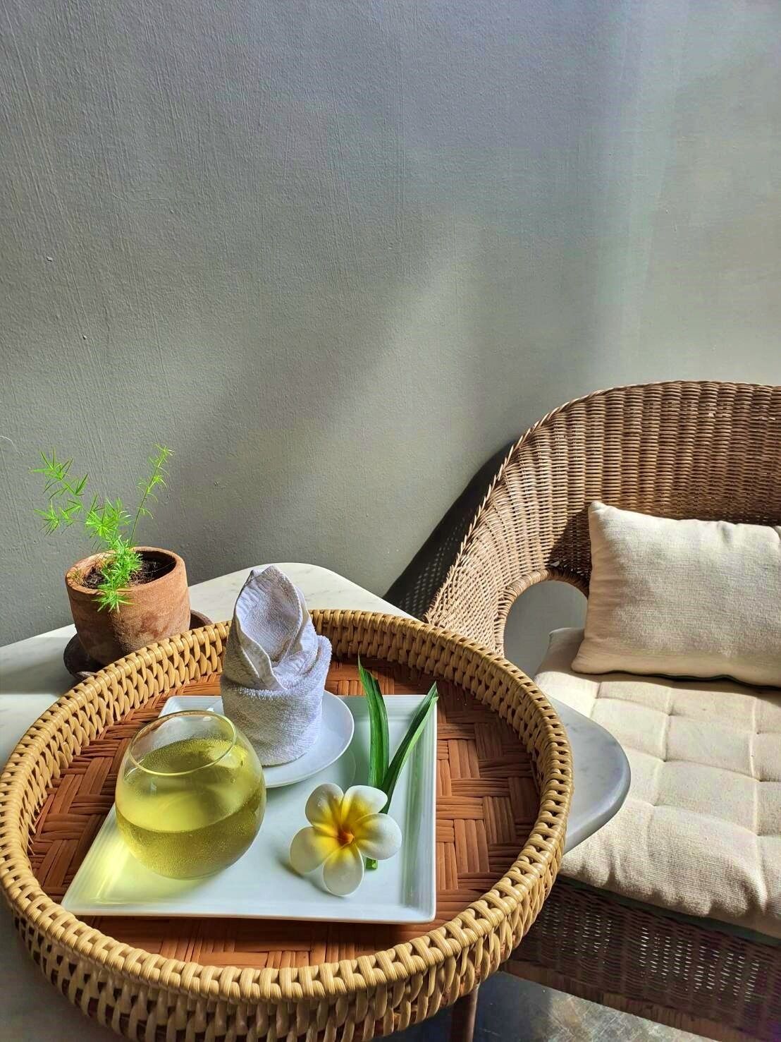 aromatherapy, thai massages, facials, massages