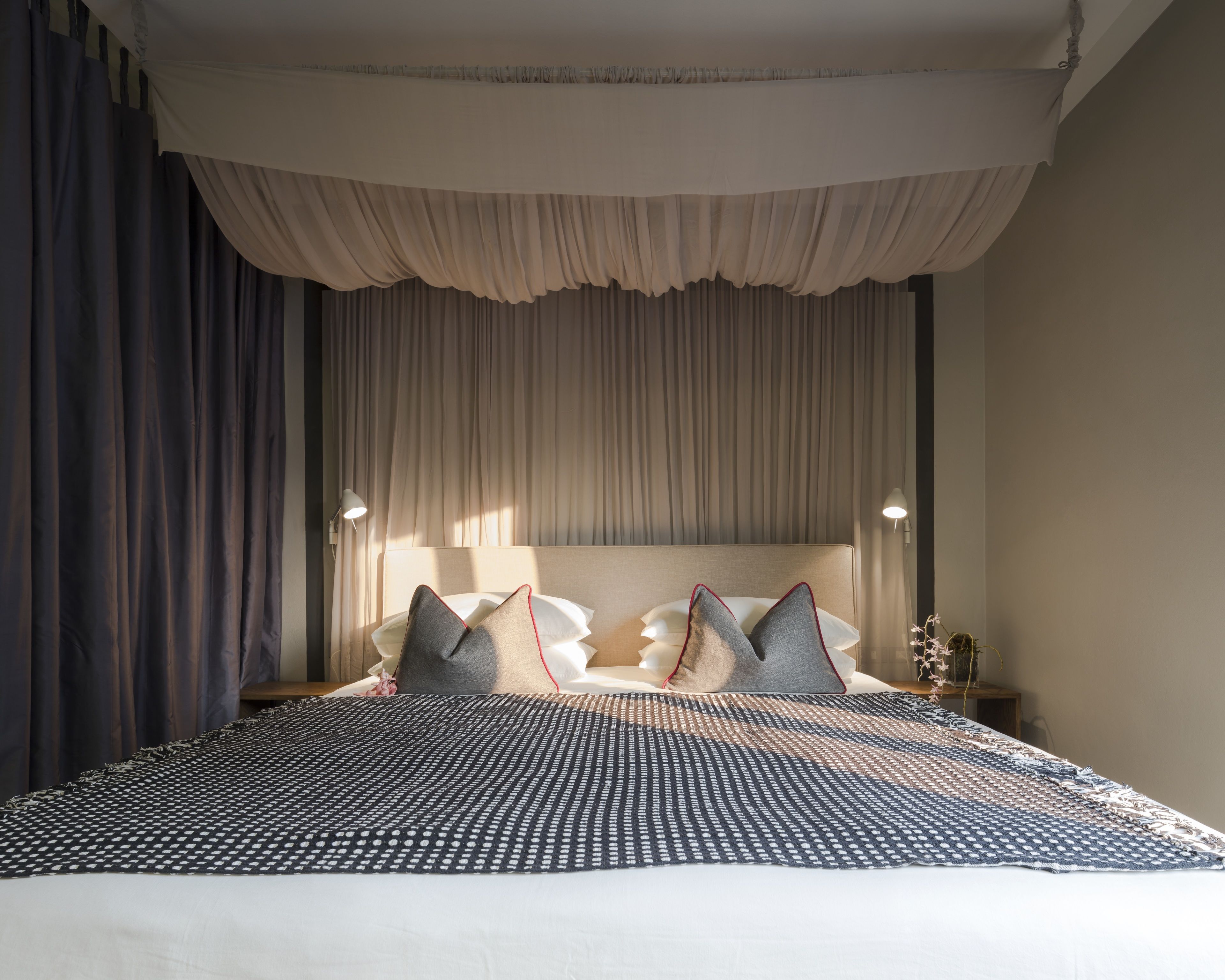 standard room | premium bedding, minibar, in-room safe, desk