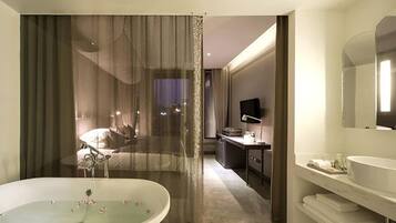Superior Room, Balcony, River View | Bathroom