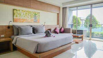 Quarto luxo, sacada | Frigobar, cofres nos quartos, escrivaninha