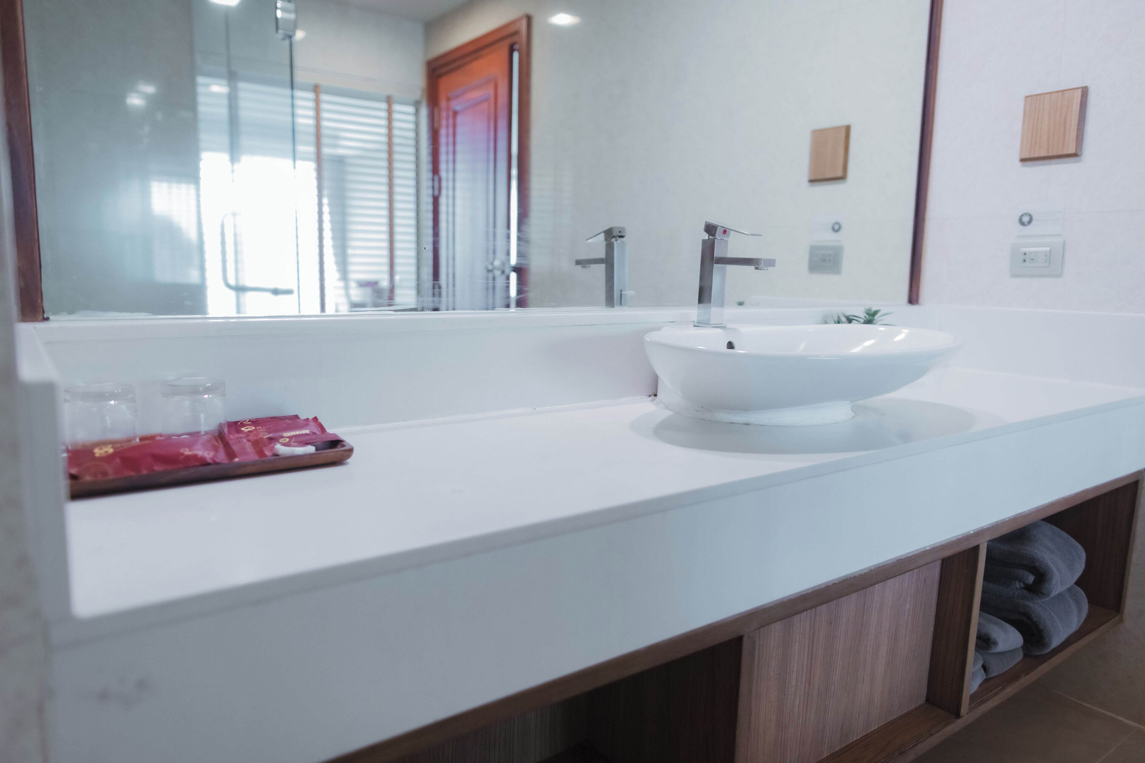 Ein Badezimmer mit Waschbecken, Spiegel und Handtuchhalter.