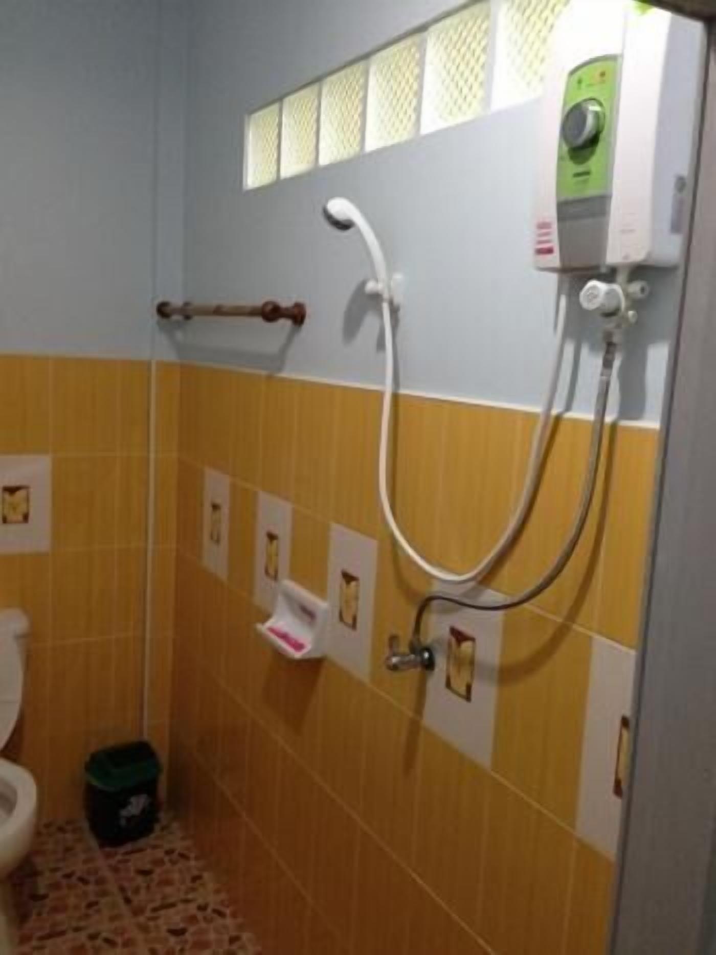 Bungalow | Kamar mandi | Shower, perlengkapan mandi gratis,  dan handuk