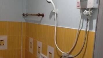 Bungalow | Baño | Ducha, artículos de higiene personal gratuitos y toallas