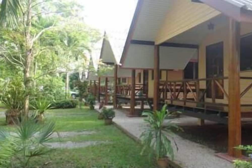 Baan Tai Rom Yen Resort