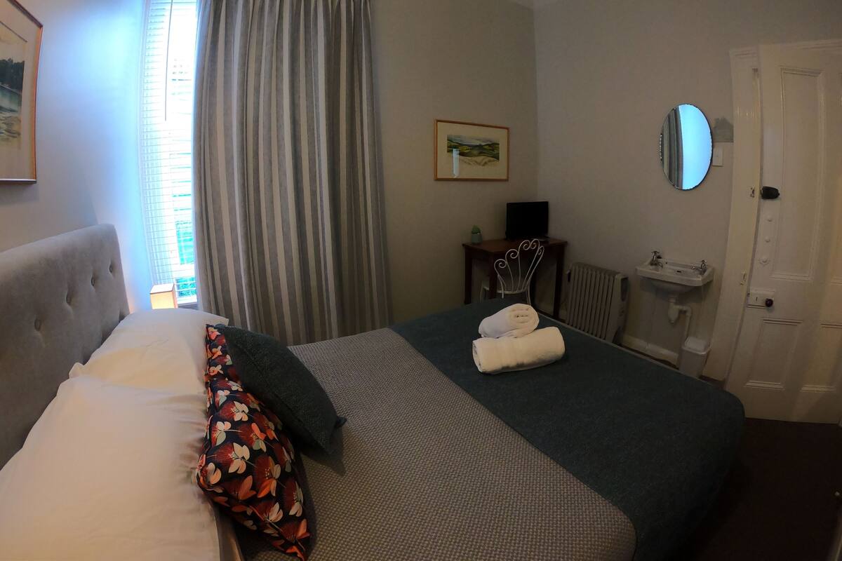 Blackout curtains, free WiFi, bed sheets