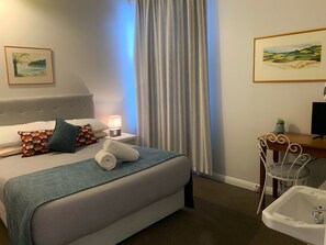 Standard Double Room | Blackout drapes, free WiFi, bed sheets - The Villa - Hostel (Picton)