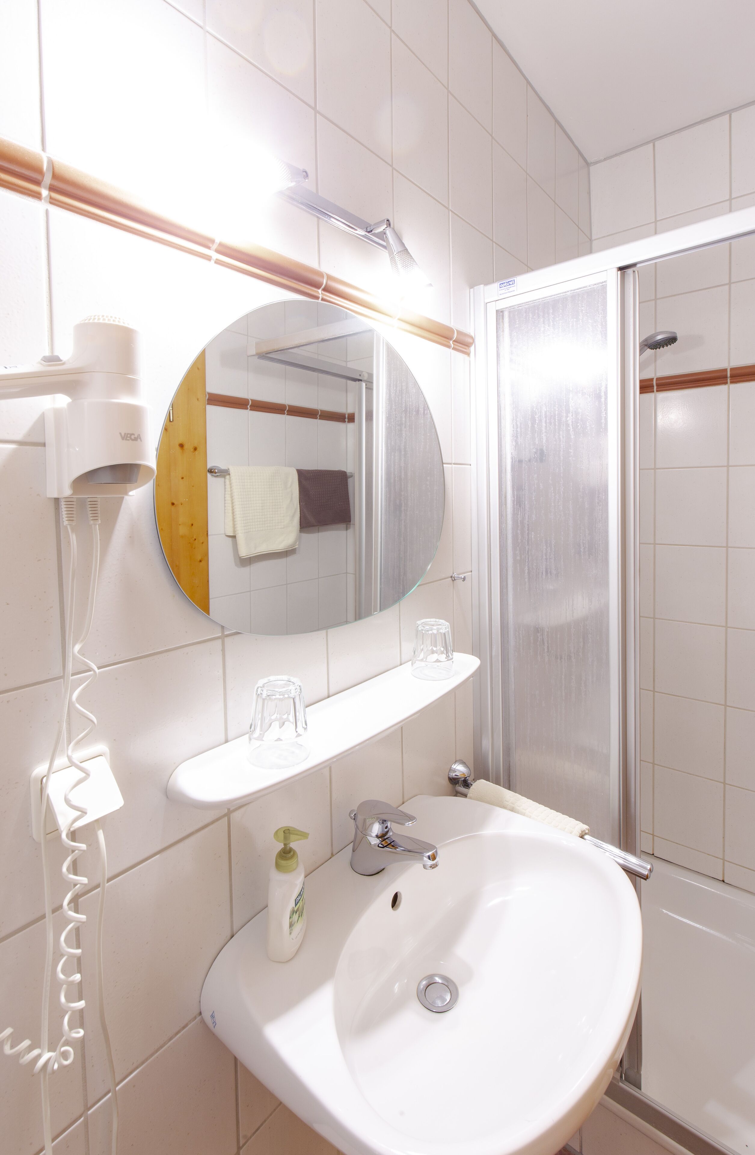 standard single room | bathroom | shower, free toiletries, hair dryer, towels