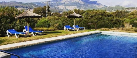 Piscine extérieure, parasols de plage, chaises longues