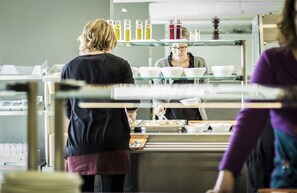 Ein reichhaltiges Buffet mit verschiedenen Speiseauslagen und Getränkespendern.