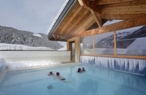 Innenpool, Außenpool, geöffnet von 10:00 Uhr bis 19:00 Uhr, Liegestühle