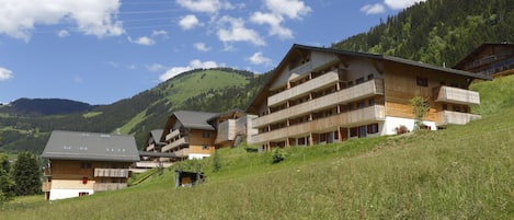 Vista frontal de la propiedad