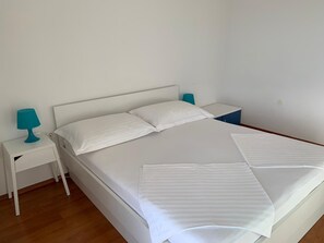 Apartment, 3 Bedrooms, Terrace, Sea View | 1 bedroom, in-room safe, soundproofing, free cribs/infant beds