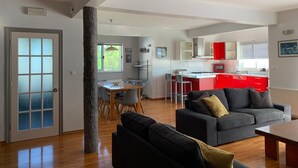 Um apartamento moderno com área de jantar, cozinha e sala de estar.