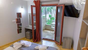 Departamento, vista al jardín | Caja de seguridad en la habitación y escritorio