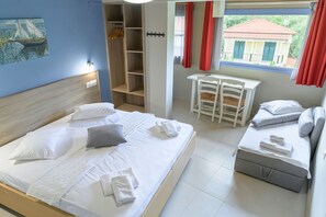 Leilighet, hageutsikt | Safe på rommet, skrivebord, skrivebord for bærbar PC og lydisolert