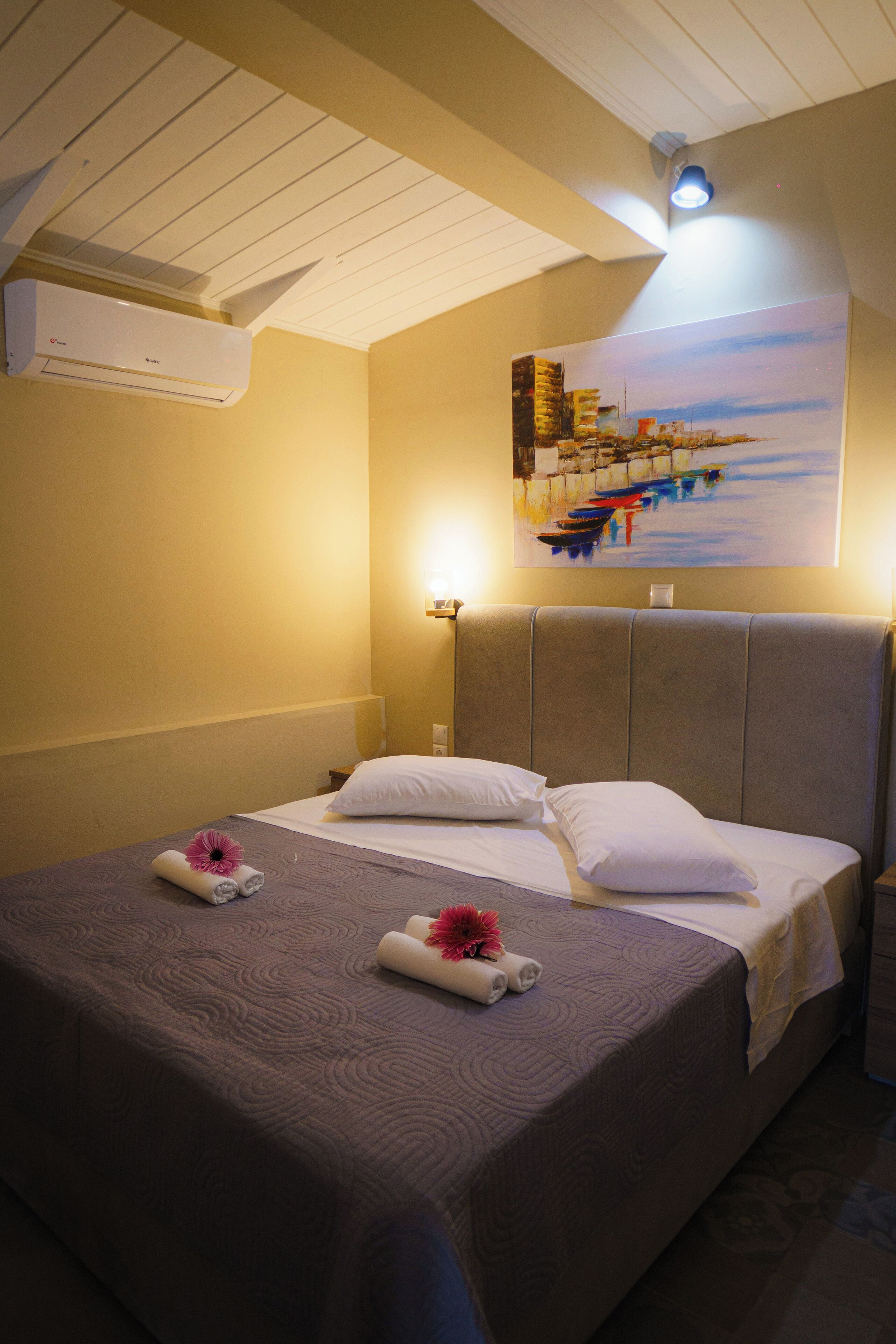 Suite | Living area | 32-inch LED TV with digital channels, TV