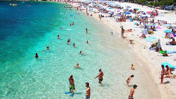 Privatstrand in der Nähe, weißer Sandstrand, Liegestühle, Sonnenschirme