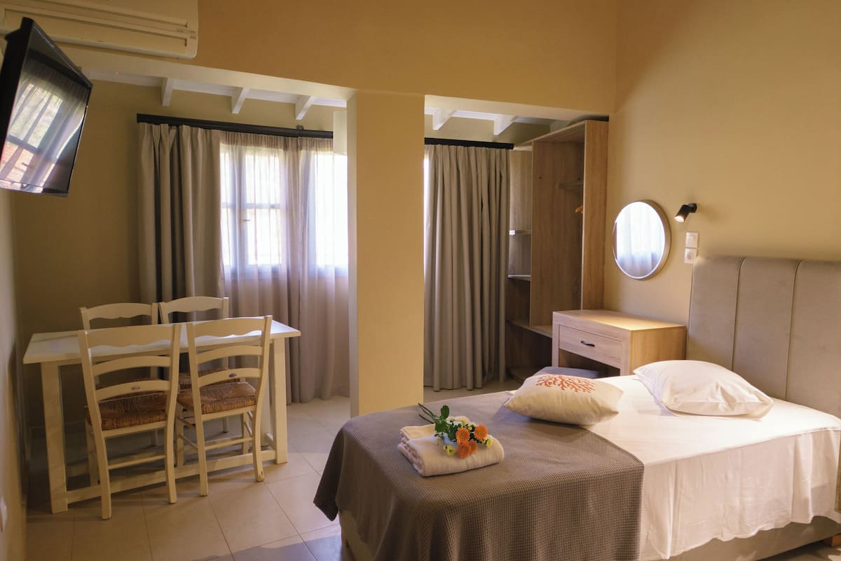 Apartment | In-room safe, desk, laptop workspace, soundproofing