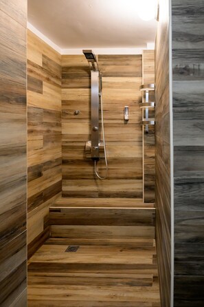 Family Room, Garden View | Bathroom | Combined shower/bathtub, hydromassage showerhead, hair dryer, towels - Rouda Bay Hotel (Lefkada)