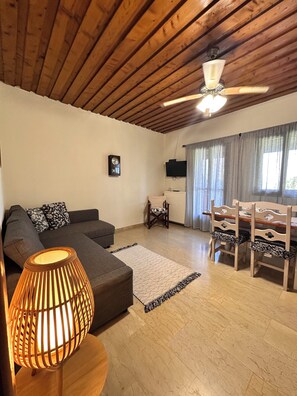 Departamento estándar, 1 habitación, vista al jardín | Área de sala de estar | Televisión de pantalla plana de 20 pulgadas con canales por cable 