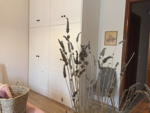 1 habitación, decoración personalizada y muebles diferentes