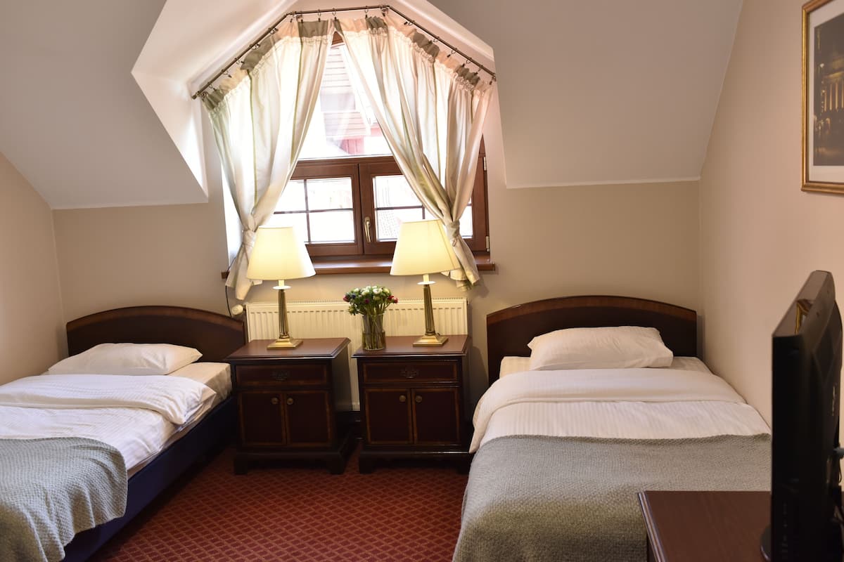 Standard-Zweibettzimmer | 1 Schlafzimmer, Allergikerbettwaren, Zimmersafe, Schreibtisch