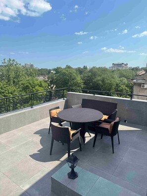 Suite, terrasse | Minibar, safe på rommet, skrivebord og skrivebord for bærbar PC