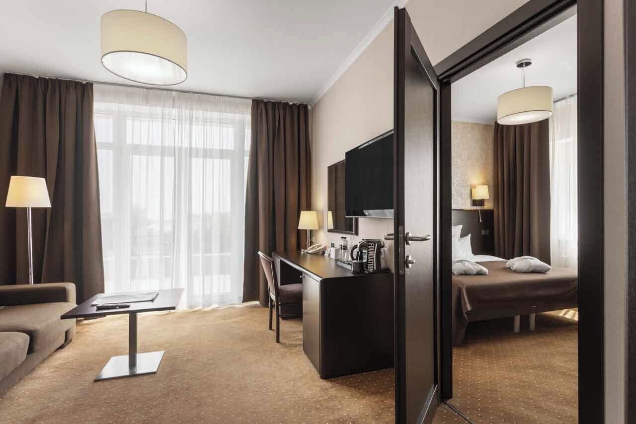 Luxe suite, terras | Een minibar, een kluis op de kamer, een bureau, een laptopwerkplek