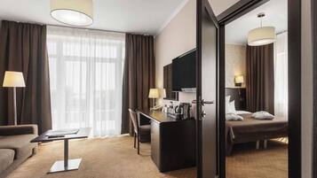 Luxe suite, terras | Een minibar, een kluis op de kamer, een bureau, een laptopwerkplek