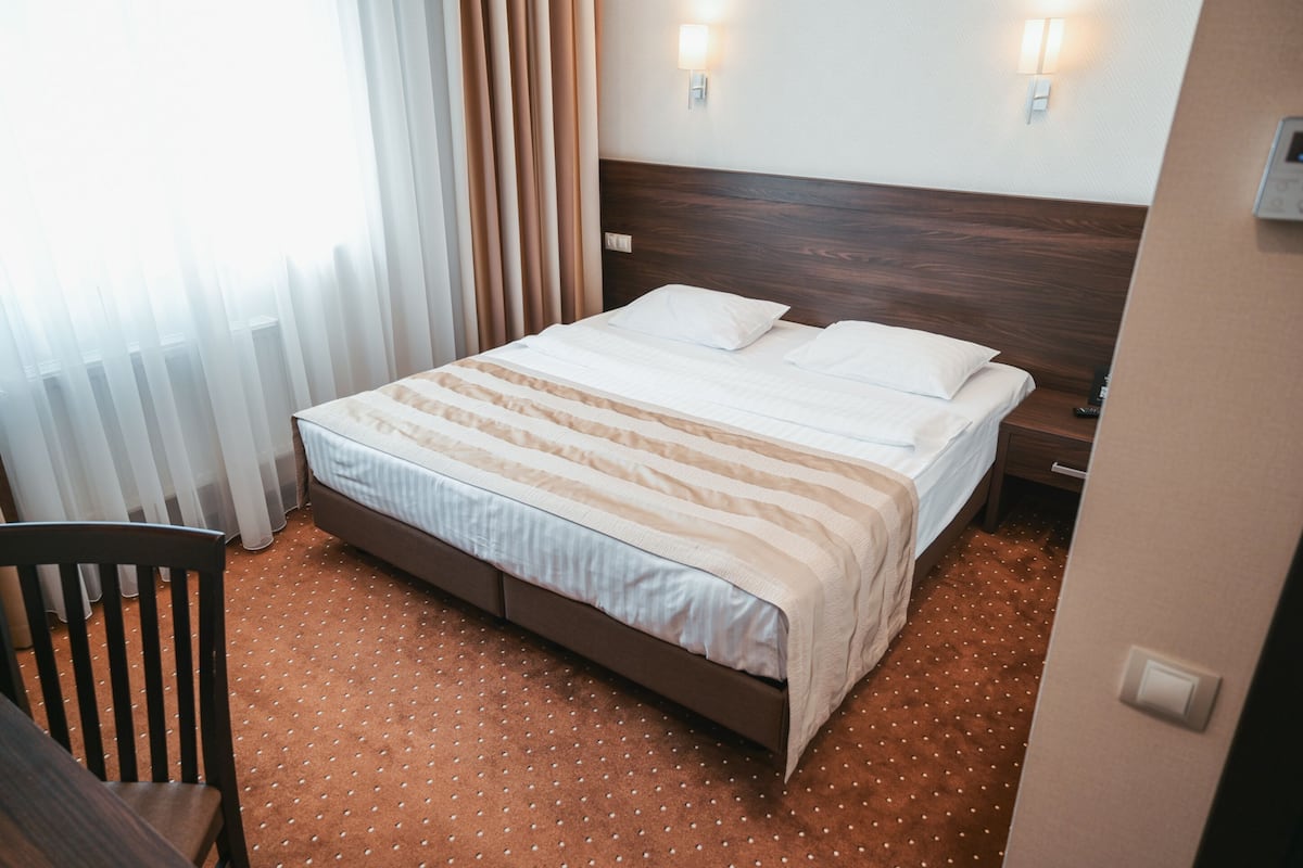 Classic Room | Minibar, in-room safe, desk, laptop workspace