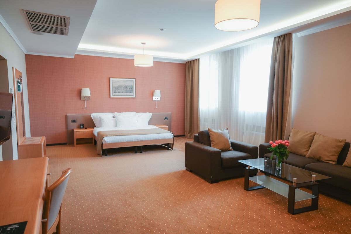 Luxury Suite | Minibar, in-room safe, desk, laptop workspace
