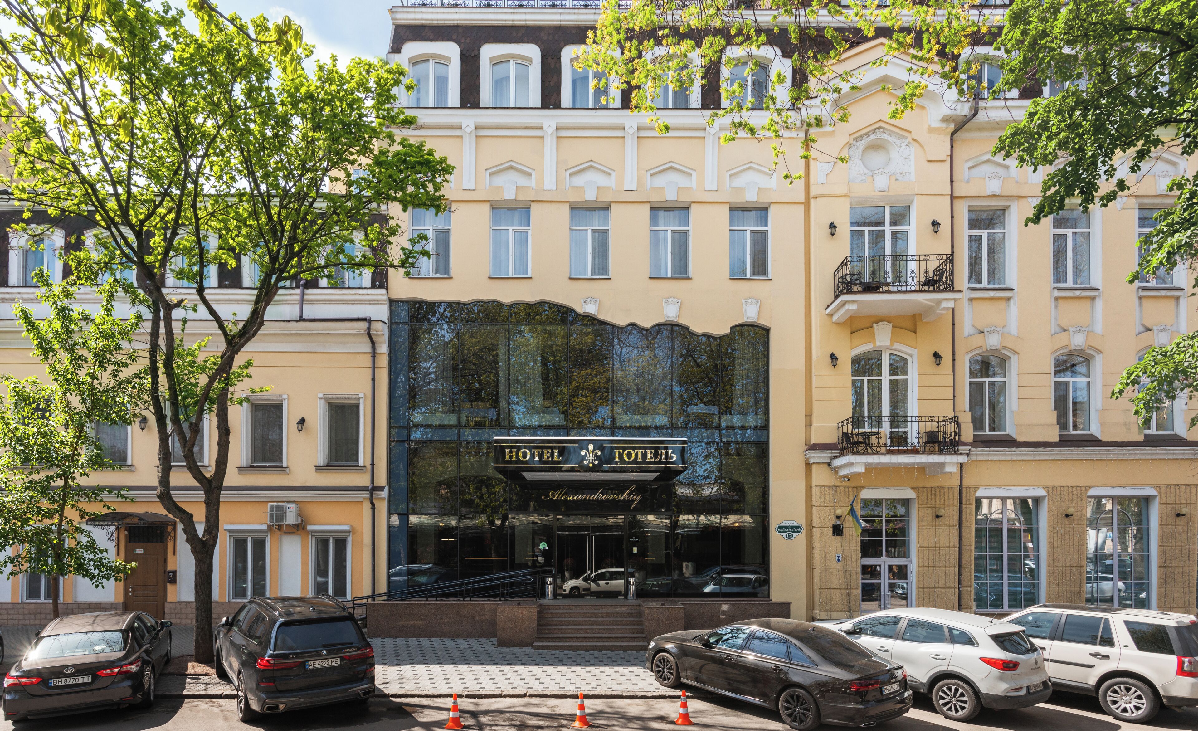 Ein Hotel mit einer klassischen Fassade, großen Fenstern und einem markanten Eingang.