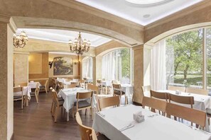 2 restaurants servant le déjeuner, le dîner et le souper