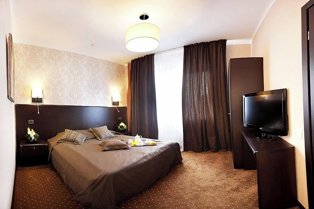 Suite, terrassa | Minibar, caixa forta a l'habitació i escriptori