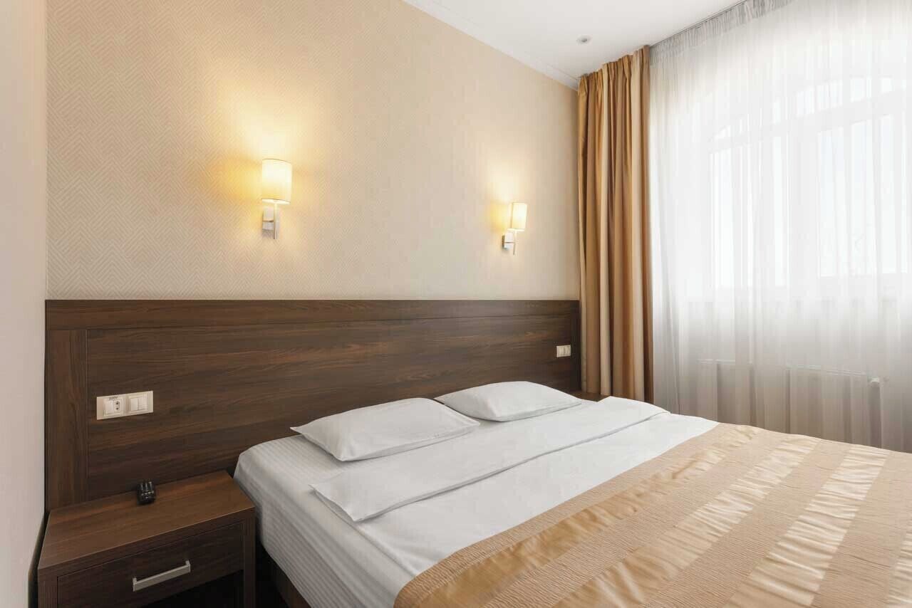 Classic Room | Minibar, in-room safe, desk, laptop workspace